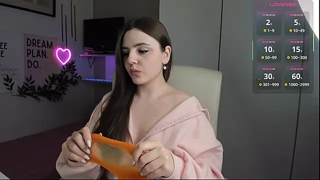 Snapshot of LiaWoow chatting on 30, 9, 2025 LiaWoow online show from 30, 9, 2025