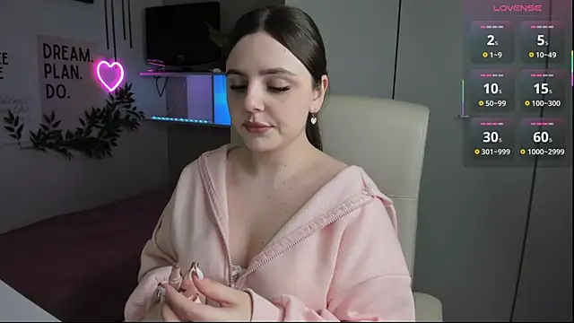 Snapshot of LiaWoow chatting on 4, 10, 2025 LiaWoow online show from 4, 10, 2025