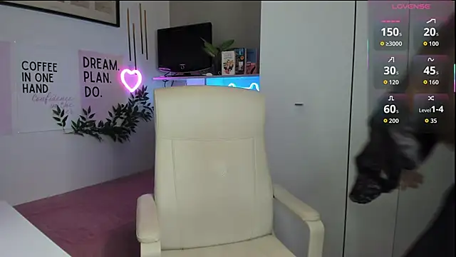 Snapshot of LiaWoow chatting on 14, 10, 2025 LiaWoow online show from 14, 10, 2025