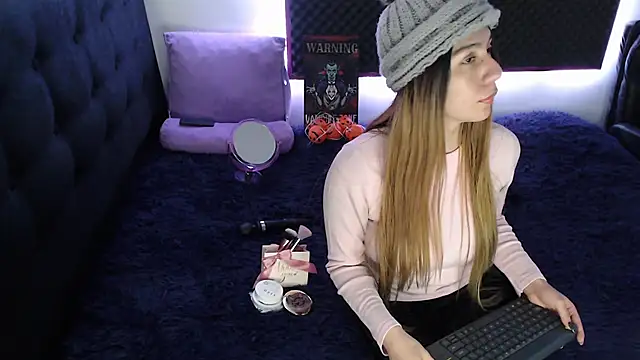 Snapshot of karlamoon23 chatting on 11, 10, 2025 karlamoon23 online show from 11, 10, 2025