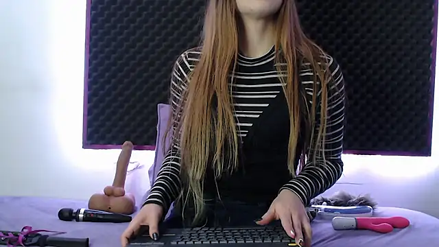 Snapshot of karlamoon23 chatting on 19, 10, 2025 karlamoon23 online show from 19, 10, 2025