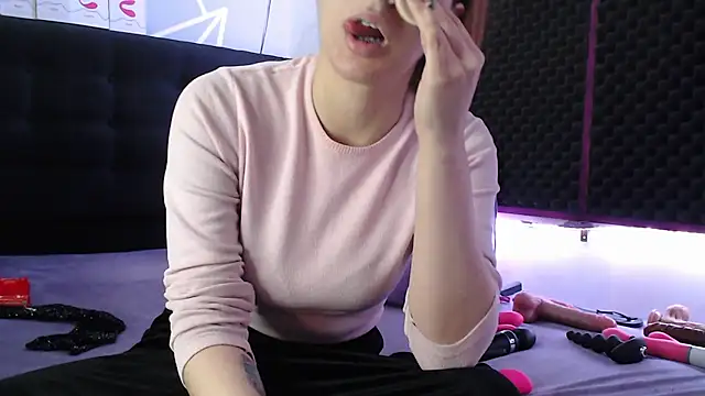 Snapshot of karlamoon23 chatting on 26, 10, 2025 karlamoon23 online show from 26, 10, 2025