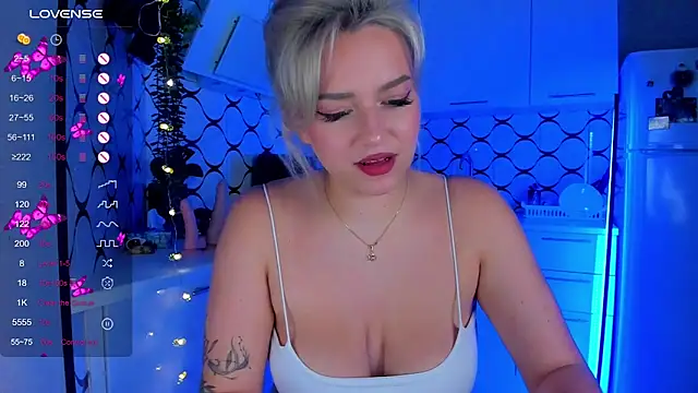 Snapshot of Candy_Mur chatting on 9, 10, 2025 Candy Mur online show from 9, 10, 2025