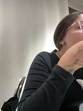 Alyha Cortes online show from 2, 12, 2025