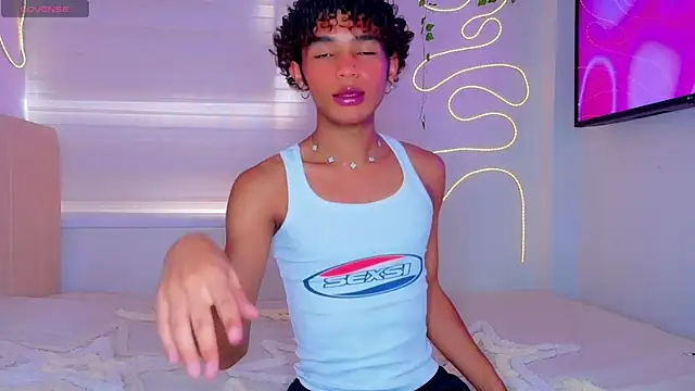 Snapshot of Aaron_Wiinter chatting on 7, 4, 2026 Aaron Wiinter online show from 7, 4, 2026