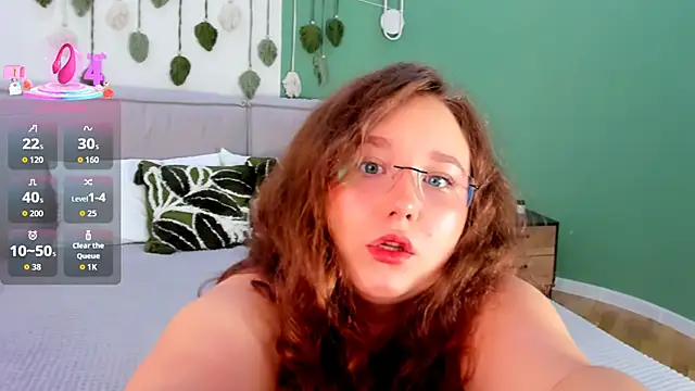 Snapshot of VelvetVixenCute chatting on 18, 9, 2025 VelvetVixenCute online show from 18, 9, 2025