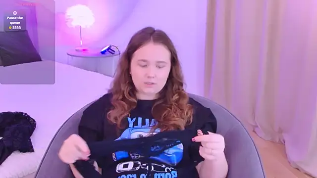 Snapshot of VelvetVixenCute chatting on 19, 10, 2025 VelvetVixenCute online show from 19, 10, 2025