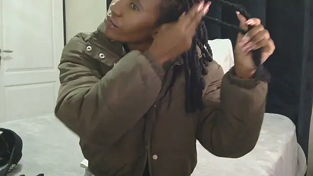 Petite Queenxx online show from 25, 9, 2025