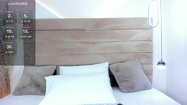 CarolineLee  online show from 4, 10, 2025