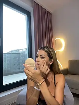 Snapshot of _Luxie_ chatting on 21, 10, 2025  Luxie  online show from 21, 10, 2025