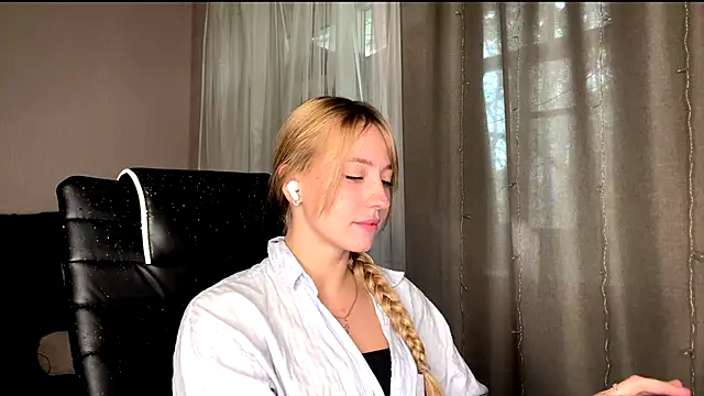 Jetta Corsacami online show from 18, 9, 2025