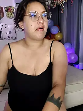 Snapshot of Laureen_se chatting on 23, 6, 2026 Laureen se online show from 23, 6, 2026