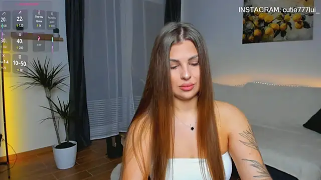 Snapshot of Cutie_Lui chatting on 6, 10, 2025 Cutie Lui online show from 6, 10, 2025