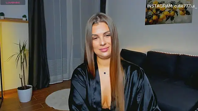 Snapshot of Cutie_Lui chatting on 10, 11, 2025 Cutie Lui online show from 10, 11, 2025