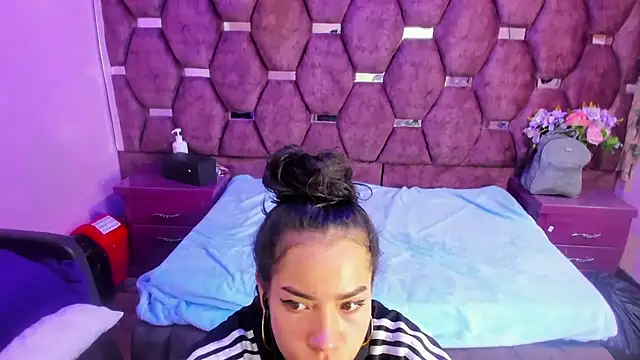 Nanis James online show from 9, 5, 2026