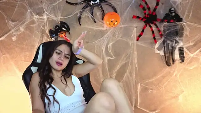 Leila Hefner online show from 5, 11, 2025