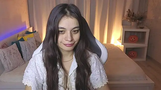 Leila Hefner online show from 14, 11, 2025