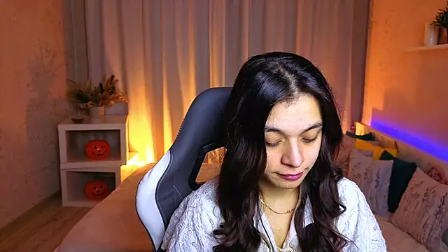 Leila Hefner online show from 15, 11, 2025