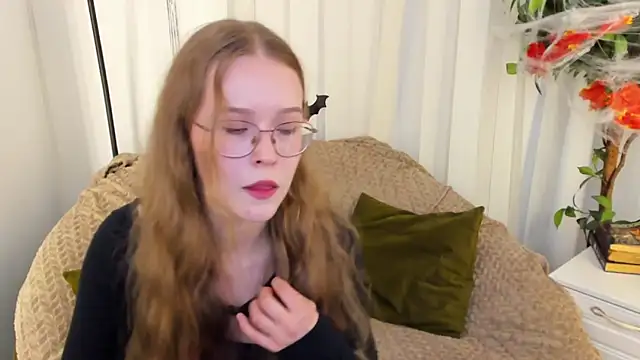 Snapshot of MandyMils chatting on 25, 10, 2025 MandyMils online show from 25, 10, 2025