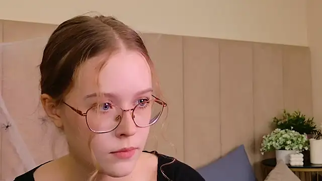 Snapshot of MandyMils chatting on 26, 10, 2025 MandyMils online show from 26, 10, 2025