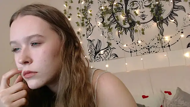 Snapshot of MandyMils chatting on 8, 11, 2025 MandyMils online show from 8, 11, 2025