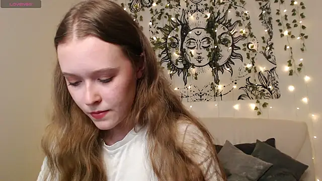 Snapshot of MandyMils chatting on 14, 11, 2025 MandyMils online show from 14, 11, 2025