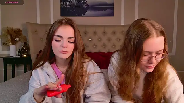 Snapshot of MandyMils chatting on 15, 11, 2025 MandyMils online show from 15, 11, 2025