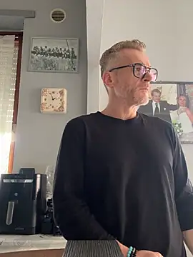 Snapshot of Axl_hot chatting on 6, 3, 2026 Axl hot online show from 6, 3, 2026