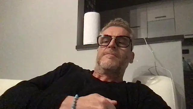 Axl hot online show from 30, 4, 2026
