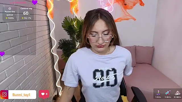 Snapshot of Bunni_tay chatting on 11, 10, 2025 Bunni tay online show from 11, 10, 2025