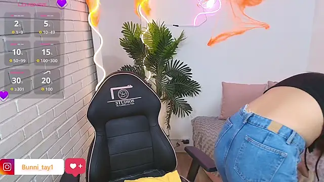 Snapshot of Bunni_tay chatting on 14, 10, 2025 Bunni tay online show from 14, 10, 2025