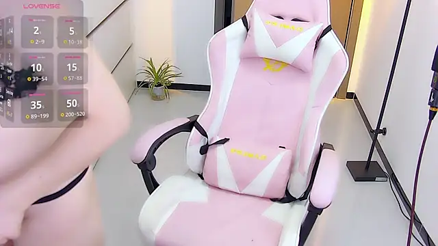 Snapshot of Fioriy66 chatting on 28, 9, 2025 Fioriy66 online show from 28, 9, 2025