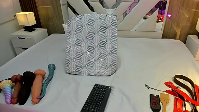 VanessaHard as online show from 4, 6, 2026