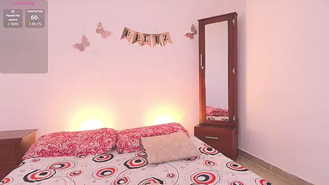 Snapshot of mia_jones21 chatting on 5, 11, 2025 mia jones21 online show from 5, 11, 2025