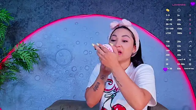 Snapshot of ReinaChloe chatting on 9, 5, 2026 ReinaChloe online show from 9, 5, 2026
