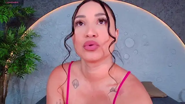 Snapshot of ReinaChloe chatting on 19, 5, 2026 ReinaChloe online show from 19, 5, 2026