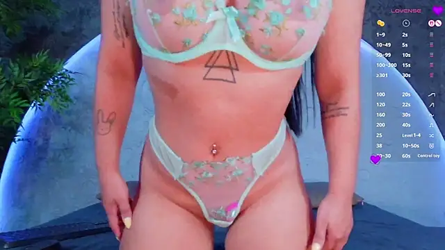 Snapshot of ReinaChloe chatting on 20, 5, 2026 ReinaChloe online show from 20, 5, 2026