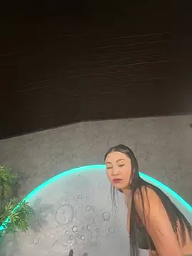 Snapshot of ReinaChloe chatting on 1, 6, 2026 ReinaChloe online show from 1, 6, 2026