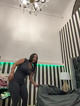 Snapshot of ReinaChloe chatting on 10, 6, 2026 ReinaChloe online show from 10, 6, 2026
