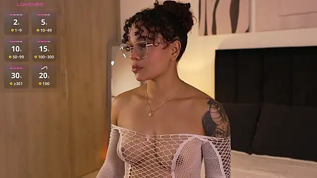 izzyvega   online show from 9, 4, 2026