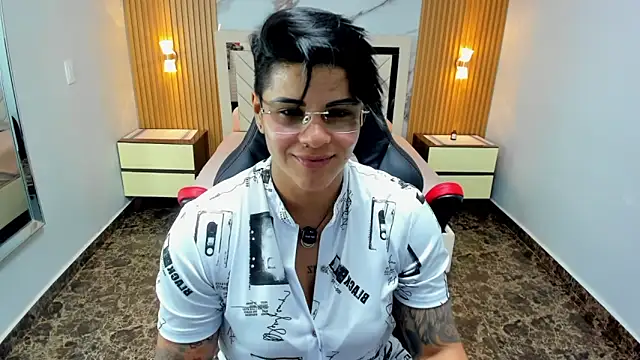 Snapshot of KAROLLJONES1 chatting on 1, 4, 2026 KAROLLJONES1 online show from 1, 4, 2026