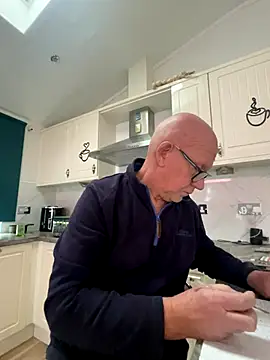 Snapshot of philefc chatting on 4, 12, 2025 philefc online show from 4, 12, 2025