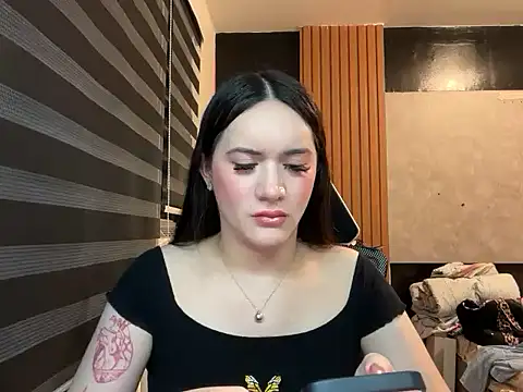 Yhanbeaufort18 online show from 2, 10, 2025