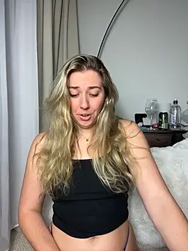 Snapshot of louiseberkeley chatting on 7, 6, 2026 louiseberkeley online show from 7, 6, 2026