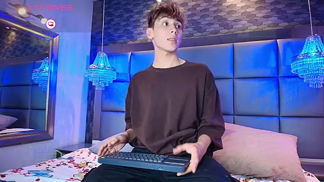 Twinkie Hung online show from 18, 9, 2025