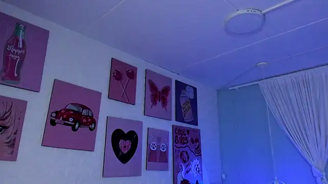 Snapshot of Lara_Rouss_ chatting on 2, 10, 2025 Lara Rouss  online show from 2, 10, 2025