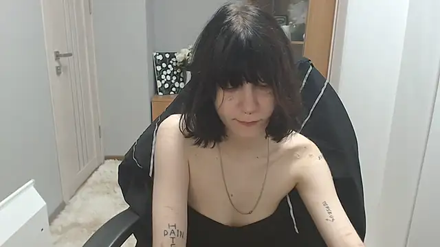 Snapshot of TinaQuiin chatting on 24, 10, 2025 TinaQuiin online show from 24, 10, 2025