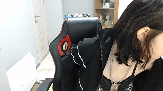 TinaQuiin online show from 24, 11, 2025