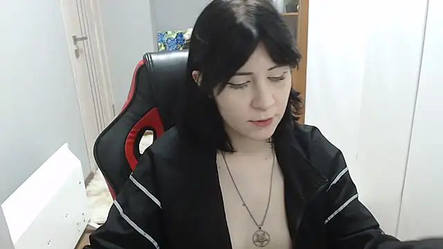 TinaQuiin online show from 17, 12, 2025