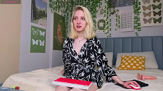 EmmaNovak online show from 3, 12, 2025